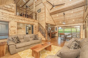Smart TV, fireplace, video games - BroadMountainView: MtnView, IndoorPool, Games, Theater, HotTub, Wifi, Yard (Sevierville)