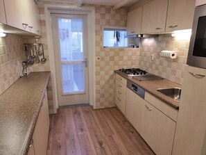 Refrigerador, microondas, horno, placa de cocina