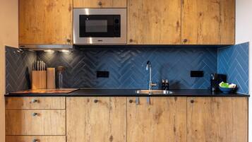 Een magnetron, een oven, een kookplaat, een vaatwasser