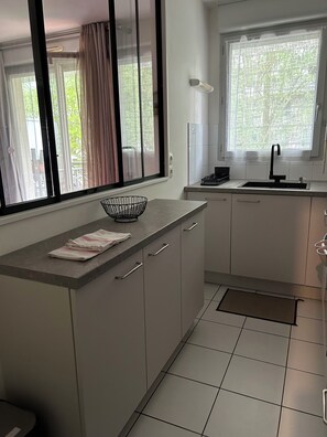 Fridge, microwave, oven, stovetop - Charming T2 on the edge of the Seine with terrace (Mantes-la-Jolie)