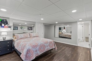 4 bedrooms, desk, iron/ironing board, free WiFi - Spacious 4 Bed & 3 Full Bath Home in Bristol, RI - 300ft from the water (Bristol)