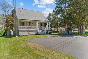 Exterior - Spacious 4 Bed & 3 Full Bath Home in Bristol, RI - 300ft from the water (Bristol)
