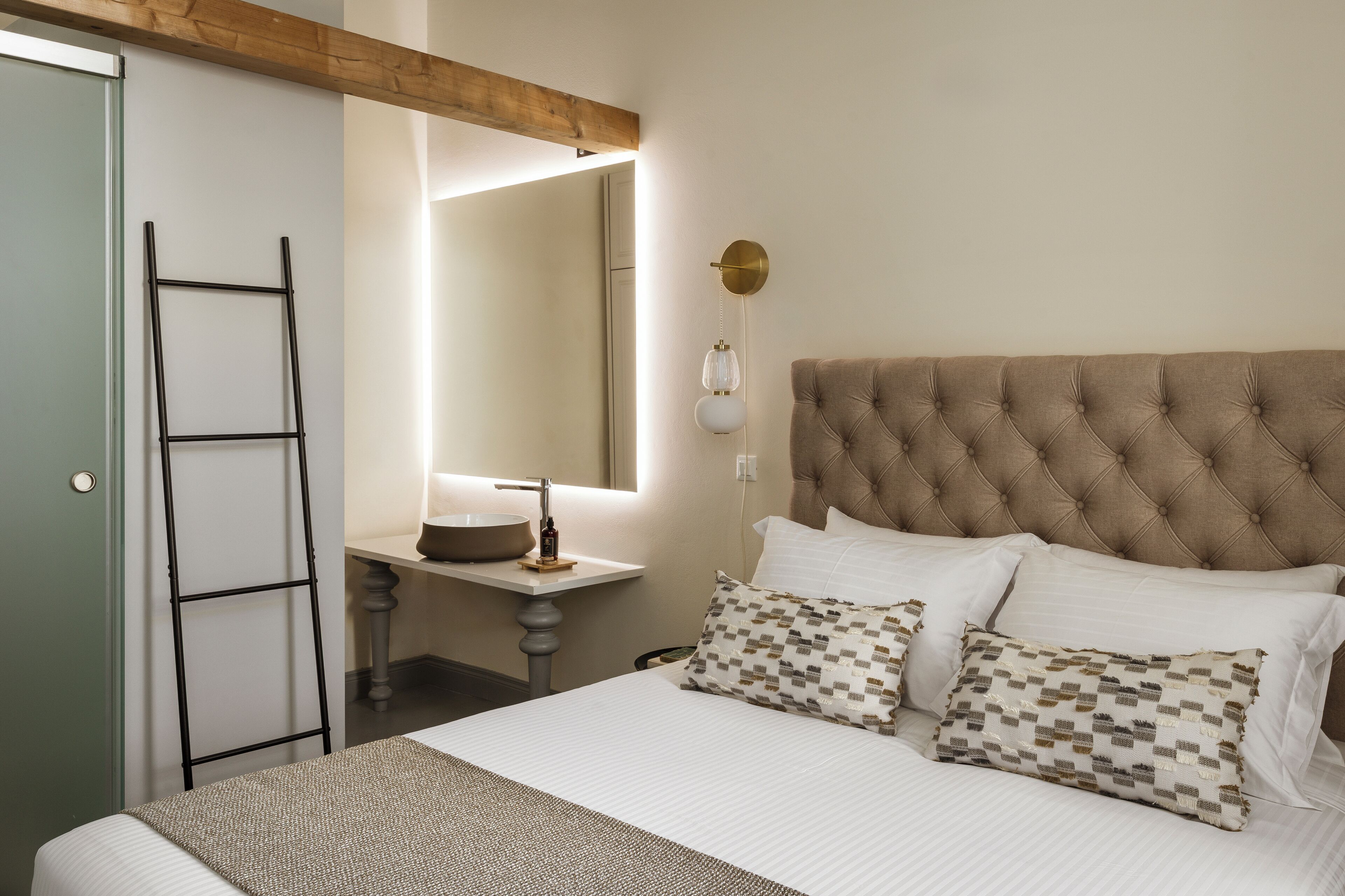 Suite with Balcony | Minibar, in-room safe, desk, laptop workspace