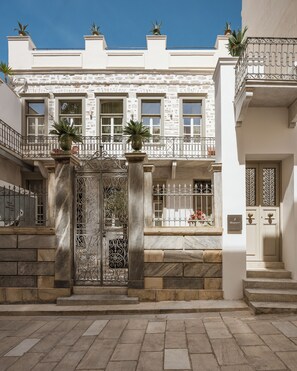 Πρόσοψη καταλύματος