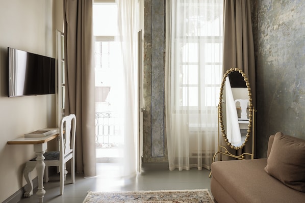 Luxury Suite | Living room | Smart TV, Netflix, streaming services, printers