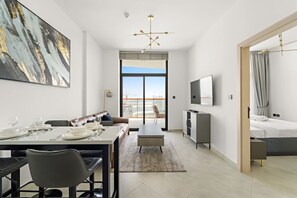 1 bedroom, iron/ironing board, WiFi, bed sheets - Central Dubai 1BR with Pool, Gym, WiFi, and Full Kitchen Access (Al Jaddaf)