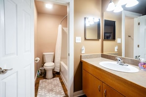 Douche, sèche-cheveux, serviettes fournies