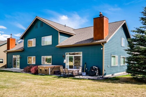 ‼️3BR Big Sky Getaway w/ Hot Tub and Mountain View