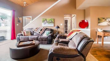 Smart TV, fireplace, books, offices