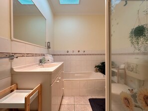 Douche, sèche-cheveux, serviettes fournies