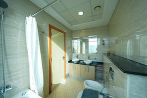 Deluxe Apartment, Marina View | Bathroom