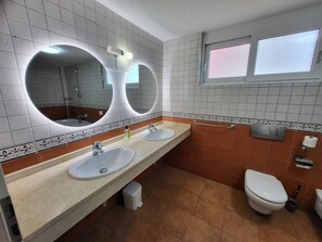 Douche, sèche-cheveux, serviettes fournies