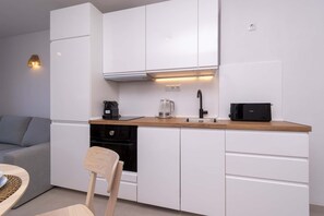 Køleskab, mikrobølgeovn, ovn, kogeplade