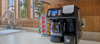 August Inn Oxford – Rustic-modern lakefront cabin on Deep Lake, sleeps 10.