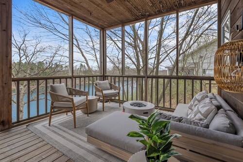 August Inn Oxford – Rustic-modern lakefront cabin on Deep Lake, sleeps 10.