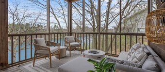 August Inn Oxford – Rustic-modern lakefront cabin on Deep Lake, sleeps 10.