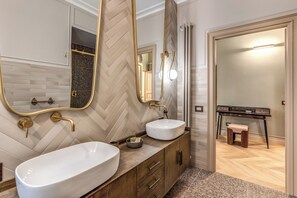 Douche, sèche-cheveux, bidet, serviettes fournies