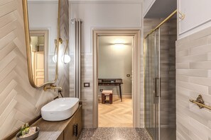 Shower, hair dryer, bidet, towels