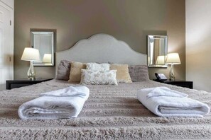 4 bedrooms, iron/ironing board, WiFi, bed sheets