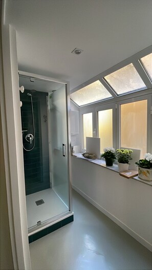 Dusche, Whirlpool, Haartrockner, Bidet