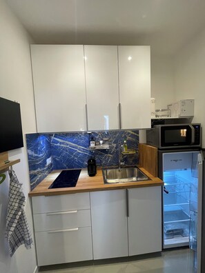 Kühlschrank, Mikrowelle, Ofen, Herdplatte