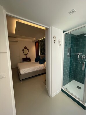 Dusche, Whirlpool, Haartrockner, Bidet
