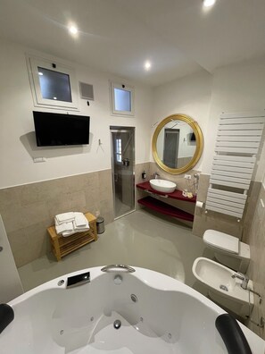 Douche, baignoire Ă jets, sĂšche-cheveux, bidet