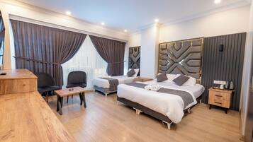 經典三人房, 城市景 | 意大利 Frette 床單、高級寢具、記憶棉床墊、房內夾萬