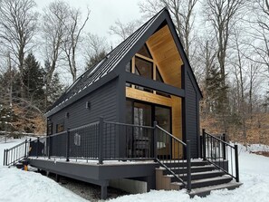 Exterior - The Deerwood Tiny Home | Mtn Views w/ Fireplace! (Londonderry)