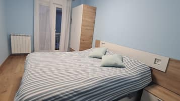 3 quartos, ferros/tábuas de passar roupa, Wi-Fi, roupa de cama