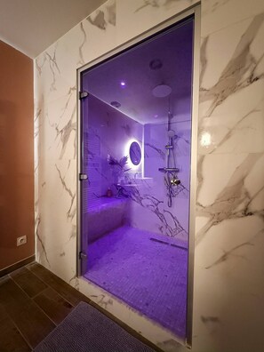 Shower, hair dryer, towels, soap - L'Évasion des Sens - Jacuzzi Sauna Hammam (Bray-sur-Somme)