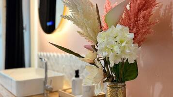 Ducha, secador de pelo, toallas, jabón