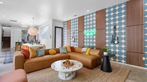 Smart-TV, bøker, stereoanlegg og kontorer