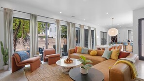 Smart-TV, bøker, stereoanlegg og kontorer