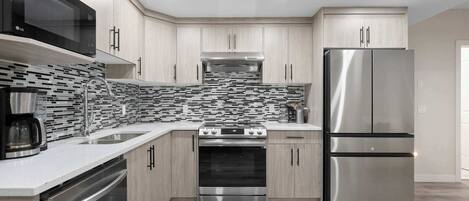 Frigorífico, microondas, horno y placa de cocina