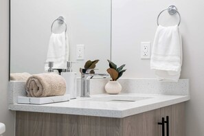 Douche, sèche-cheveux, serviettes fournies