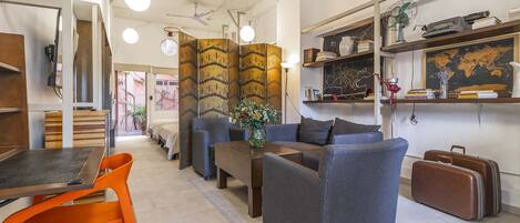 1 室のベッドルーム、デスク、アイロン / アイロン台、旅行用ベビーベッド