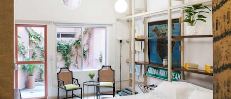 16 habitaciones, escritorio, tabla de planchar con plancha y wifi