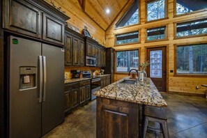 Fridge, microwave, oven, stovetop - Lazy Daze Lodge - Hot Tub, Playset & Firepit (Broken Bow)