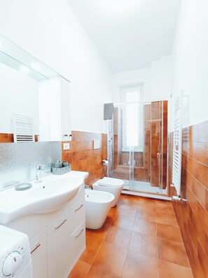 Douche, sèche-cheveux, bidet, serviettes fournies