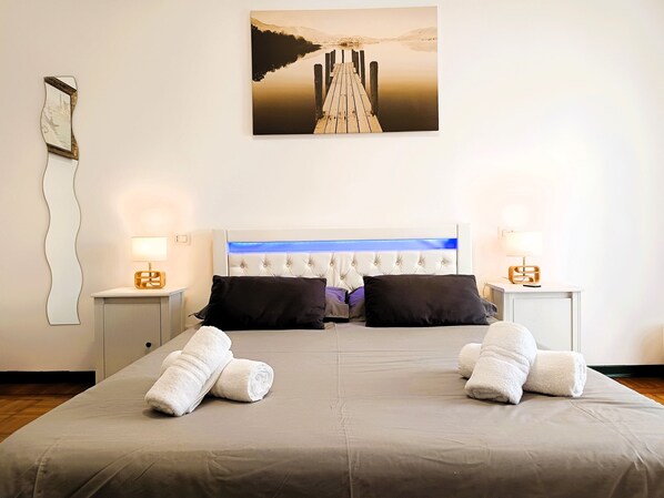 2 عدّة غرف نوم ومكواة/لوح كي وواي فاي وملاءات أسرّة