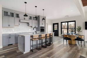 Fridge, microwave, oven, stovetop - The Silversands Lakehouse (Lansing)