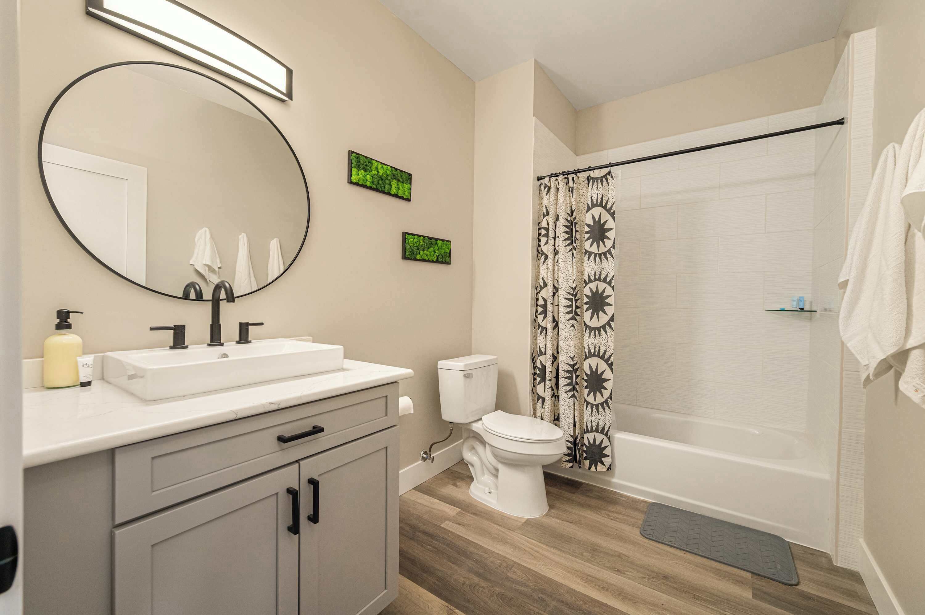 Douche, sèche-cheveux, serviettes fournies, shampoing