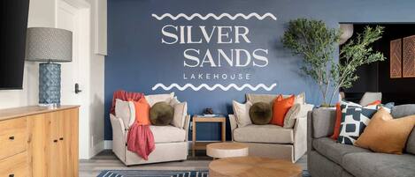 Een televisie, boeken en een kantoor