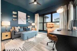 电视、书、办公室