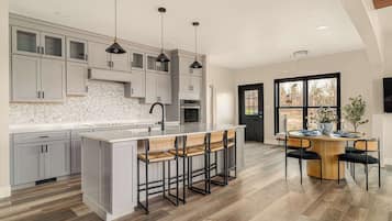 Een koelkast, een microgolfoven, een oven, een kookplaat