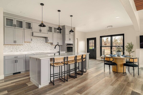 Fridge, microwave, oven, stovetop - The Silversands Lakehouse (Lansing)