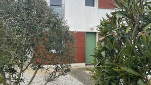 A modern building with a flat roof, a small window, and a door. - House in Fouras near Espérance beach  (Fouras)