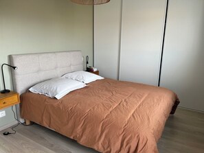 2 Schlafzimmer, Schreibtisch, Bügeleisen/Bügelbrett, Bettwäsche