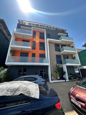 Front of property - Kinville  Suites - Cantonment Living (Accra)